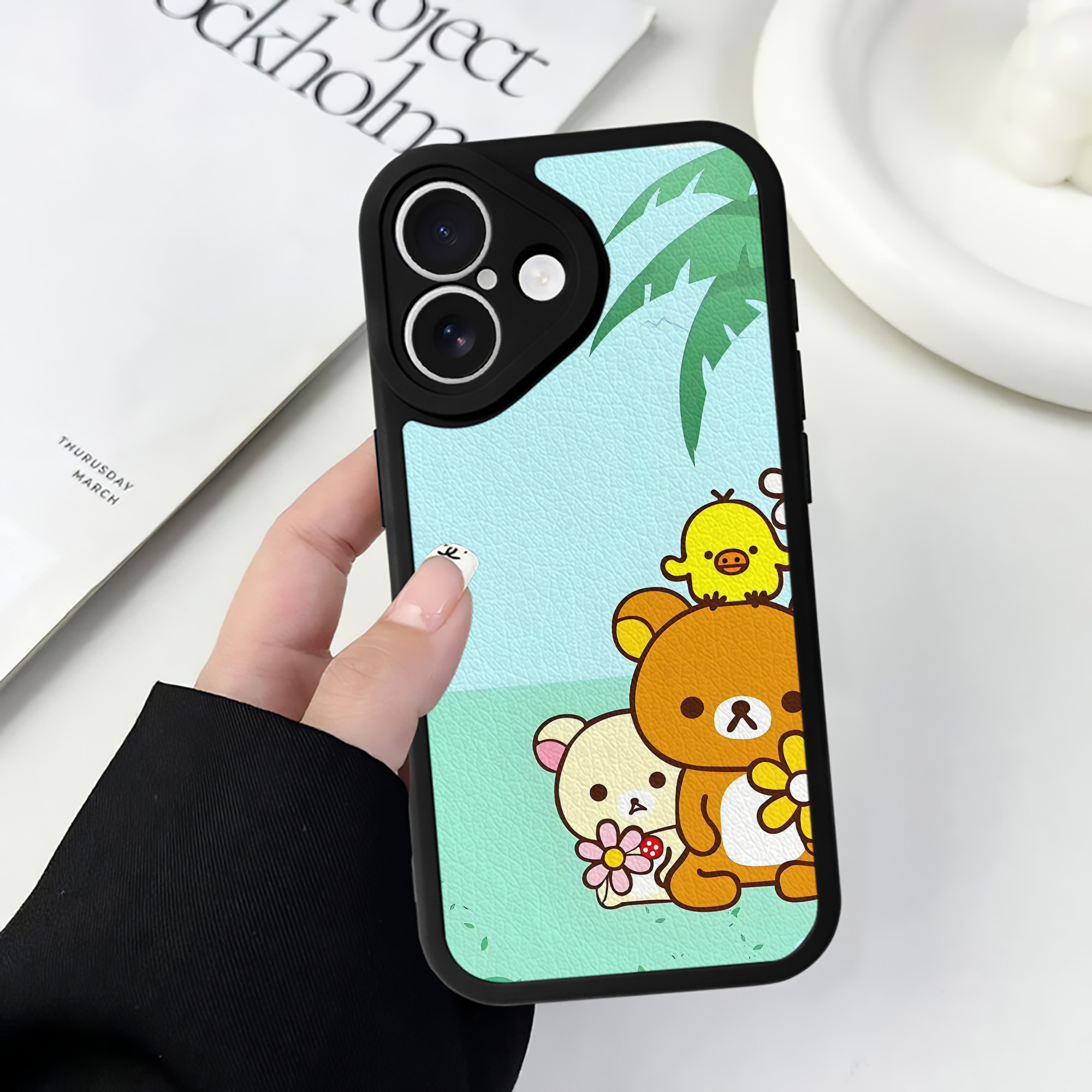 （画像用） リラックマ リラックマ キイロイトリ Rilakkuma Korilakkuma Kiiroitori 【iPhone 16シリーズ対応】シリコンスマホケース（レザー調） 材質：シリコン